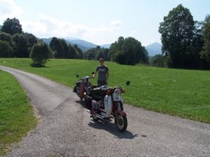Mit unseren Mopeds im Alpenvorland.