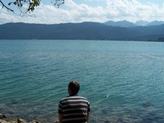 Chrissi hängt die Füße in den wunderschönen Walchensee.