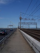 Wir befinden uns etwa auf der Hälfte der Brücke und man sieht das Ende nicht mehr.
