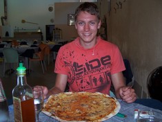 Chrissi vor seiner Riesenpizza.