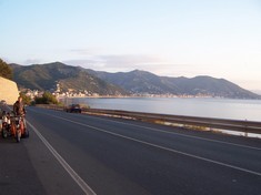 Sonnenaufgang am Ligurischen Meer. Etwa in der Mitte des Bildes muss sich die Stelle befinden, an der wir übernachtet haben.