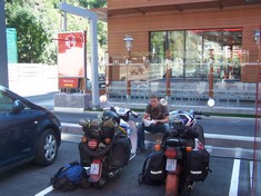 Chrissi mit seinem Cheeseburger in Andorra.