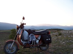 Moped vor diesem großartigen Hintergrund.