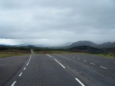 Coole Straße, die nach Inverness führt.