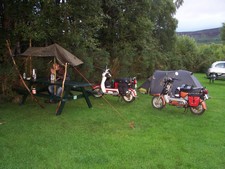 Zeltplatz in Culloden Moor. Man beachte unbedingt auch Chrissis tolle Tarnplanenkonstruktion. ツ