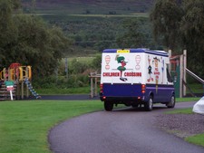 Ja klar... Ein Eiswagen... In Schottland... Und die Leute rammeln kurzärmlich dort hin und kaufen sich tatsächlich ein Eis!